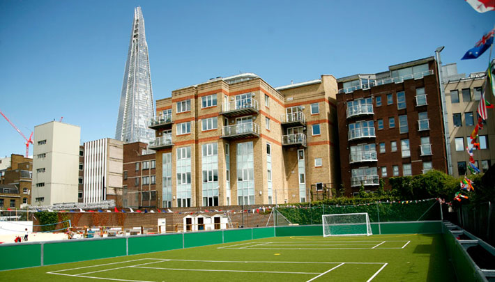 Terrain de football compact &#224; The Shard, Londres, Royaume-Uni
