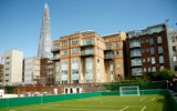 Terrain de football compact &#224; The Shard, Londres, Royaume-Uni